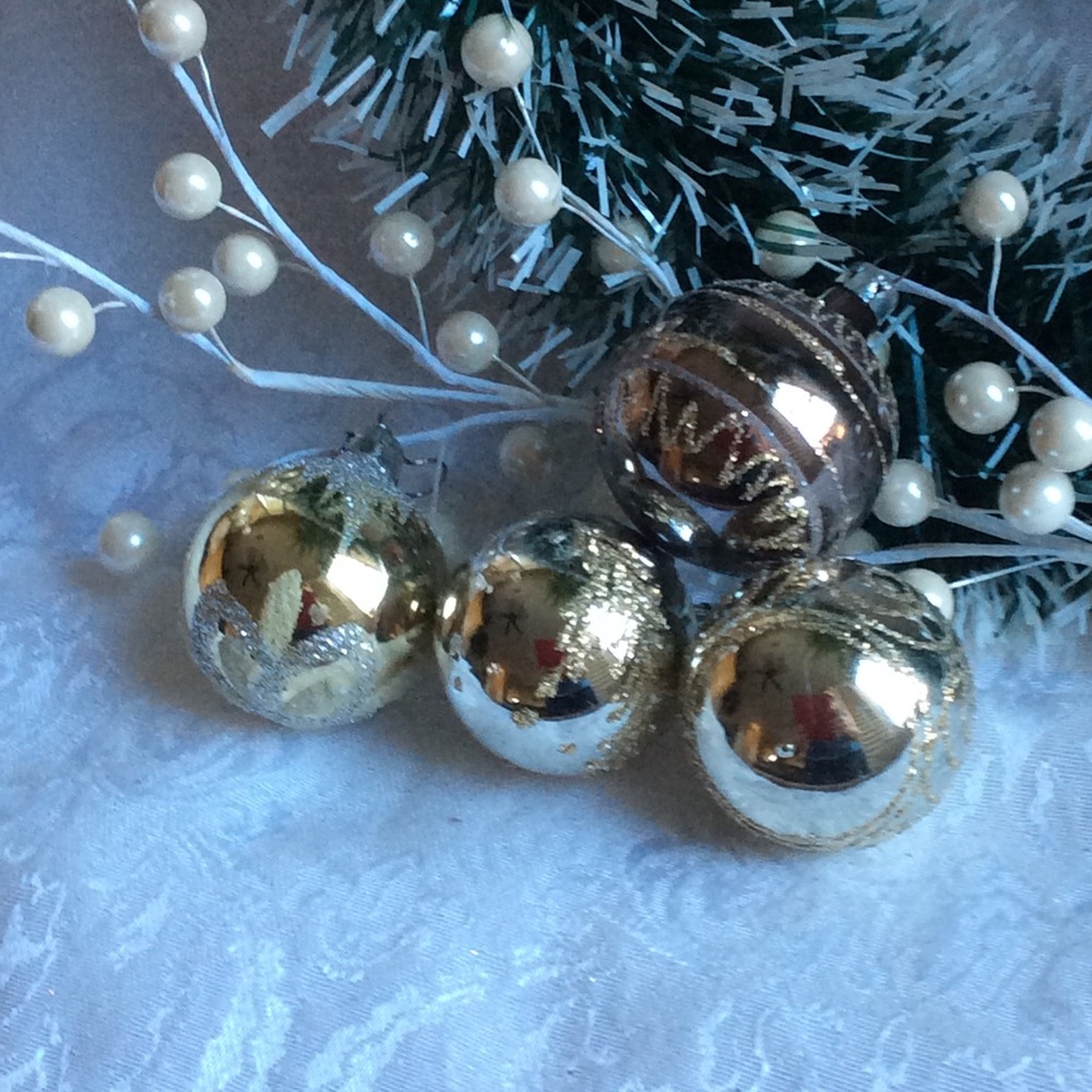 European ornaments Gold Glitter swirl pattern EUC vintage Christmas ornaments
